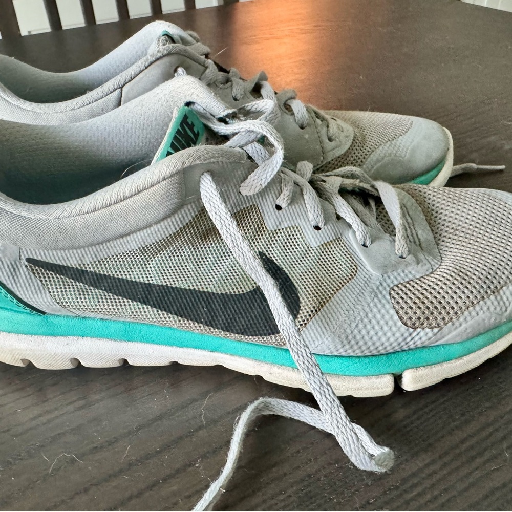 Nike Women’s Light Gray and Teal Athletic Sneakers - Picture 2 of 5